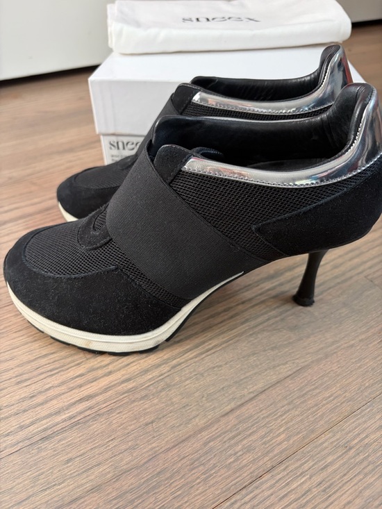 Sneex Shoes - Sneex The Icon - Black Upper with White and Pewter - Size 8 - EUC